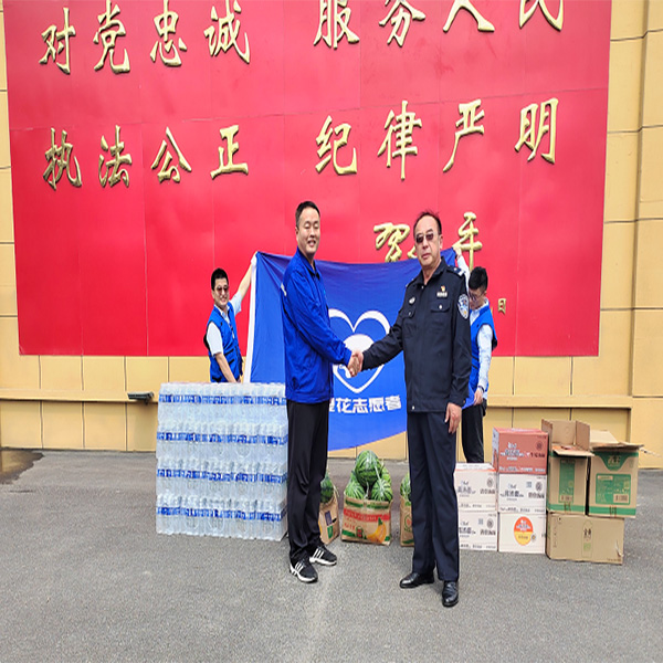 'The warm police love the police to protect their homes ' -Luohua volunteers walked into Pingdu New River